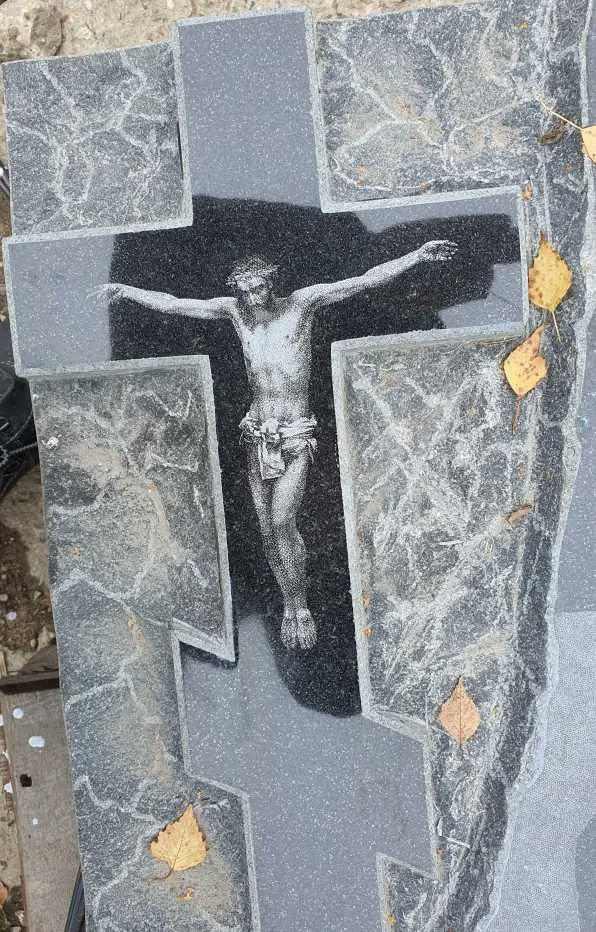 Гравировка на памятнике крест