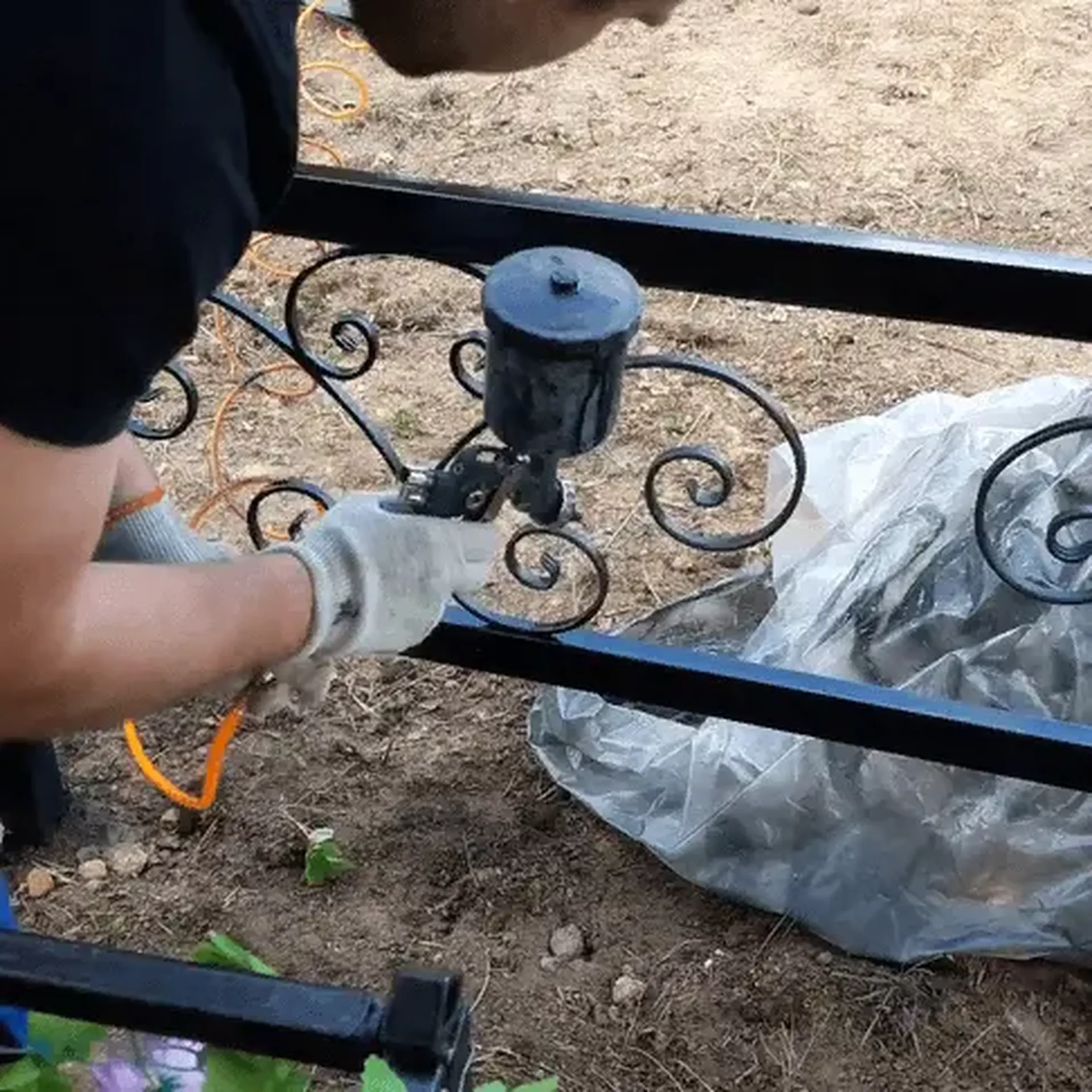 Как покрасить оградку на кладбище